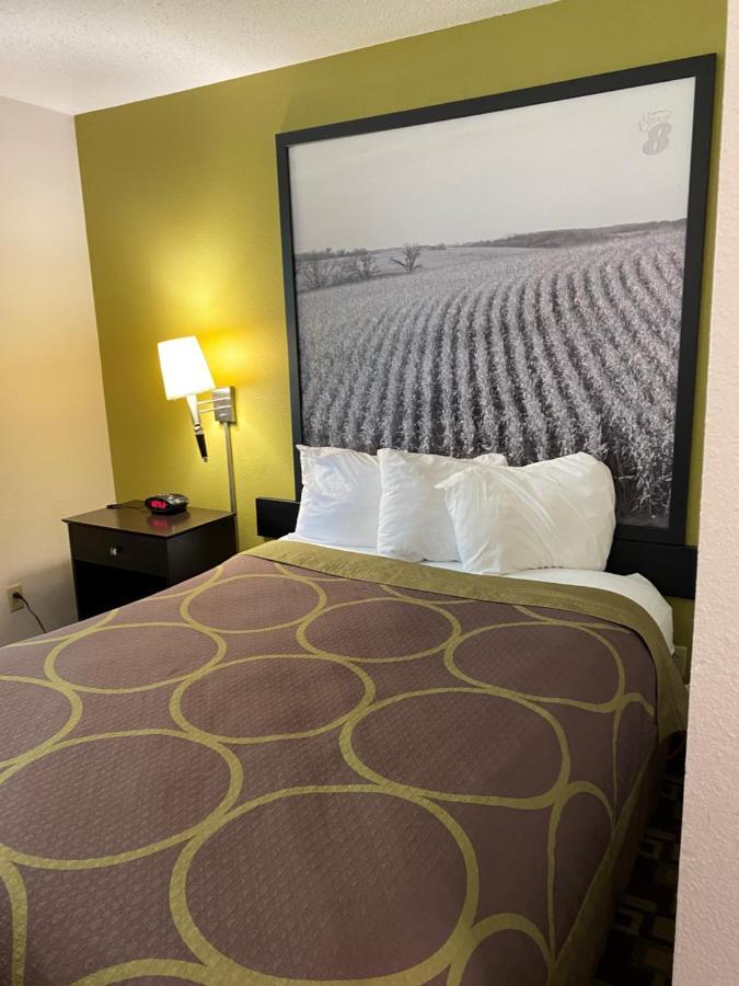 Super 8 By Wyndham Independence Ia Otel Dış mekan fotoğraf