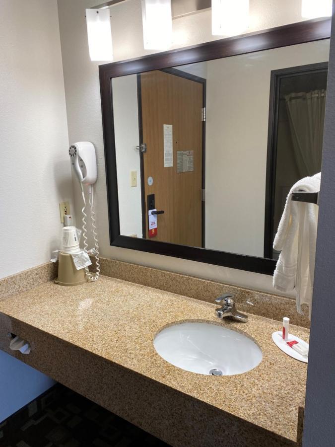 Super 8 By Wyndham Independence Ia Otel Dış mekan fotoğraf