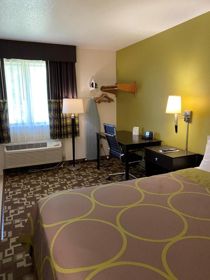 Super 8 By Wyndham Independence Ia Otel Dış mekan fotoğraf