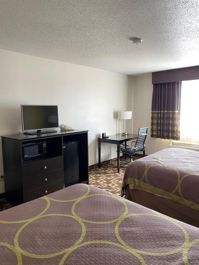 Super 8 By Wyndham Independence Ia Otel Dış mekan fotoğraf