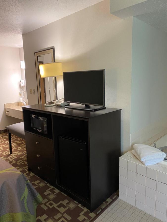 Super 8 By Wyndham Independence Ia Otel Dış mekan fotoğraf