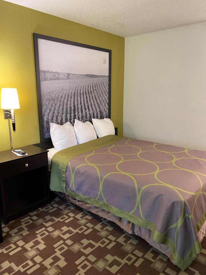 Super 8 By Wyndham Independence Ia Otel Dış mekan fotoğraf