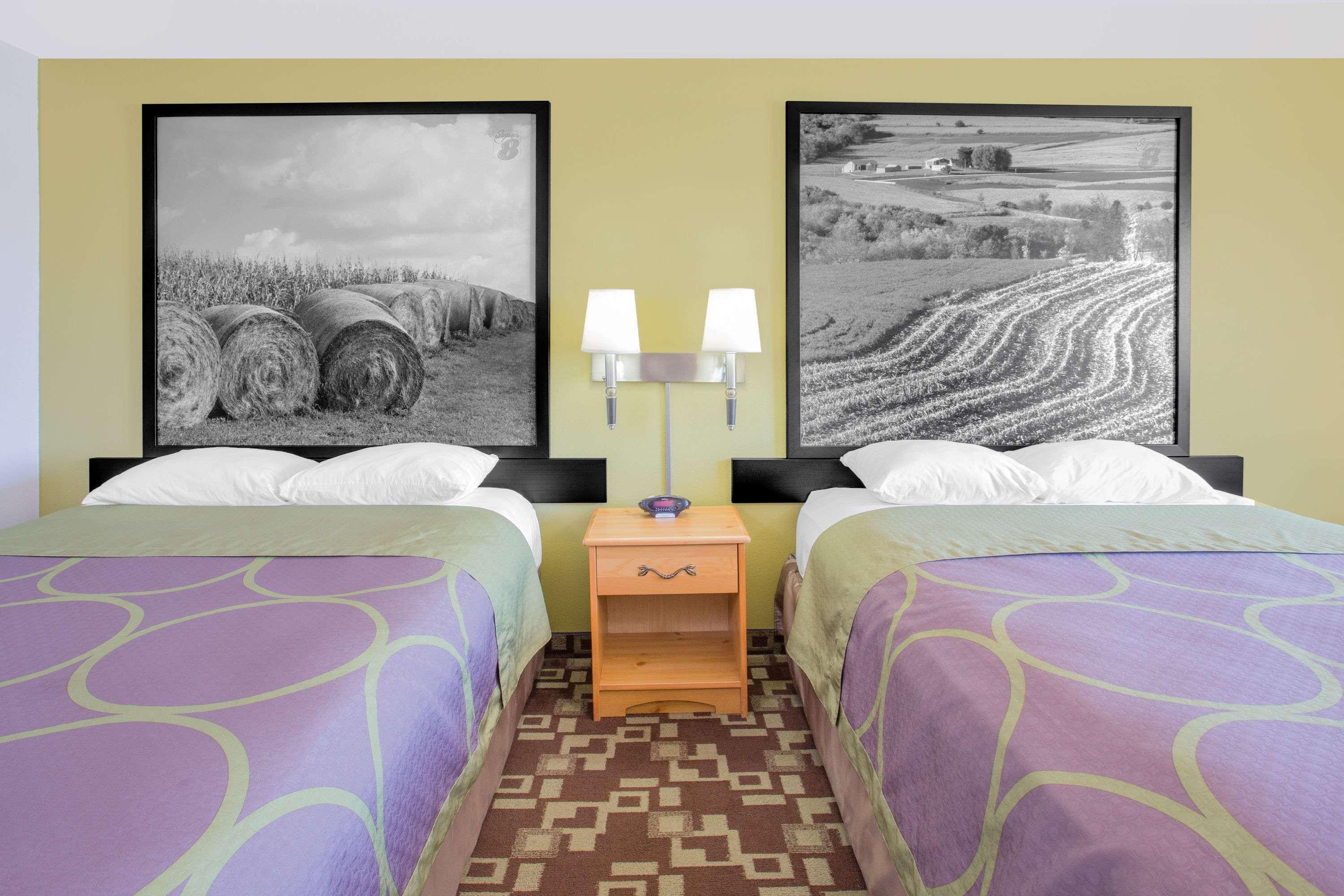 Super 8 By Wyndham Independence Ia Otel Dış mekan fotoğraf